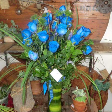 Florero con rosas azules