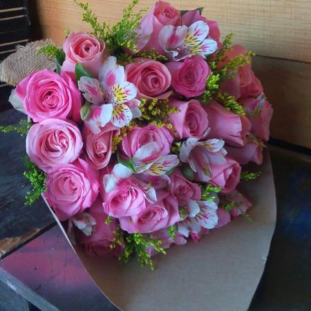 Ramo de rosas con astromelias