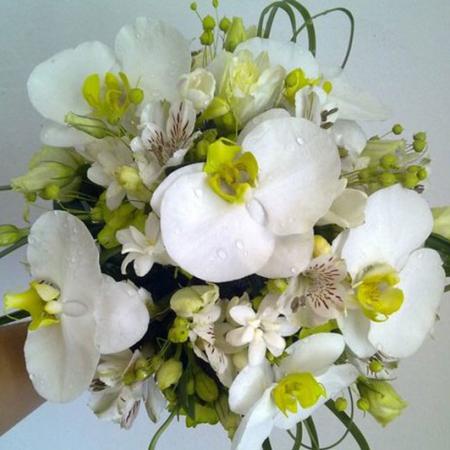 Bouquet de orquídeas con aplicaciones de astromelias margaritas