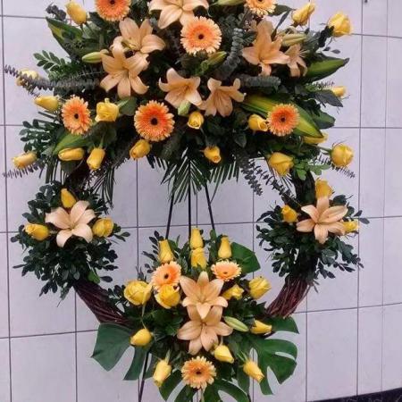 Corona mimbre especial con rosas amarillas