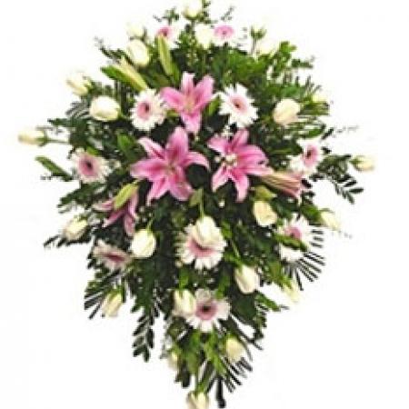 Flores gerberas liliums rosas y follajes