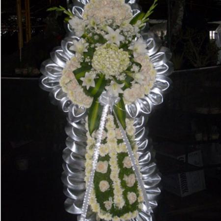 Cruz blanca con hojas plateadas