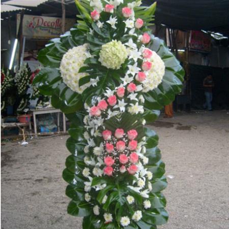 Cruz especial tonos rosado con azucenas