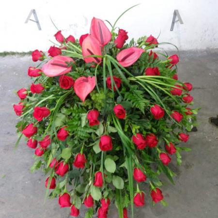 Manto de cajón rosas con anturio