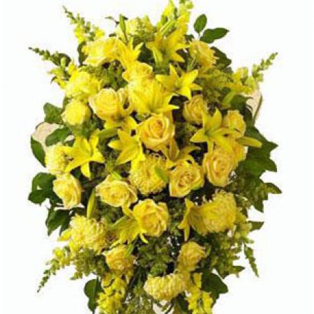 Manto tonos amarillos con liliums y rosas amarillas variedades amarillas gladiolo y follajes