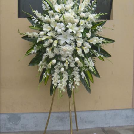 Trípodes tonos blancos cartuchos gladiolos hortensias liliums