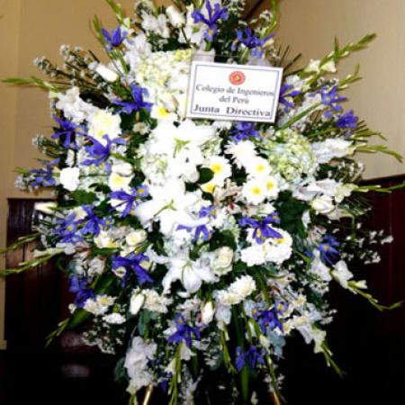 Trípodes tonos lilas iris gladiolo rosas hortensias blancas