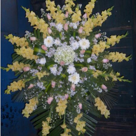 Trípode tonos amarillos con melón gladiolos hortensias