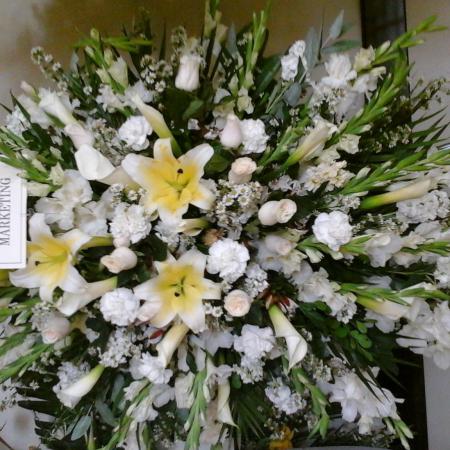 Trípode con liliums blancos