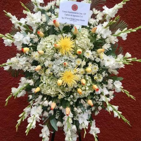 Trípode tonos amarillos con astromelias y hortencias